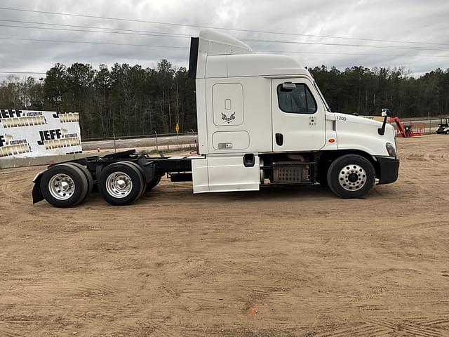 Image of Freightliner Cascadia equipment image 3