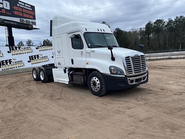 Image of Freightliner Cascadia equipment image 2