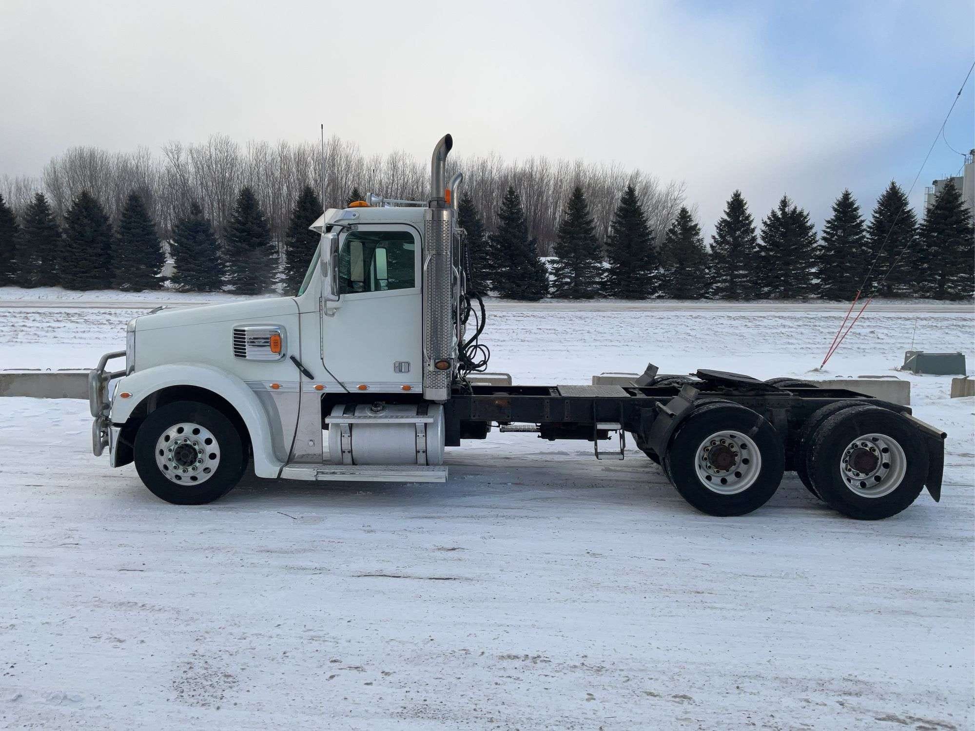 2016 Freightliner Coronado Equipment Image0