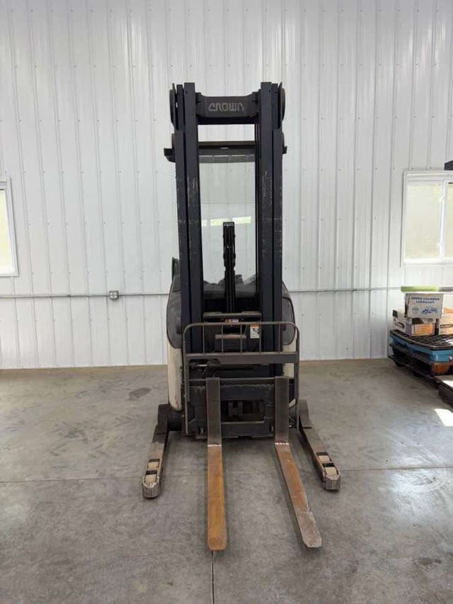 Image of Crown 5200 equipment image 1