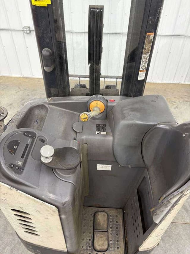 Image of Crown 5200 equipment image 3