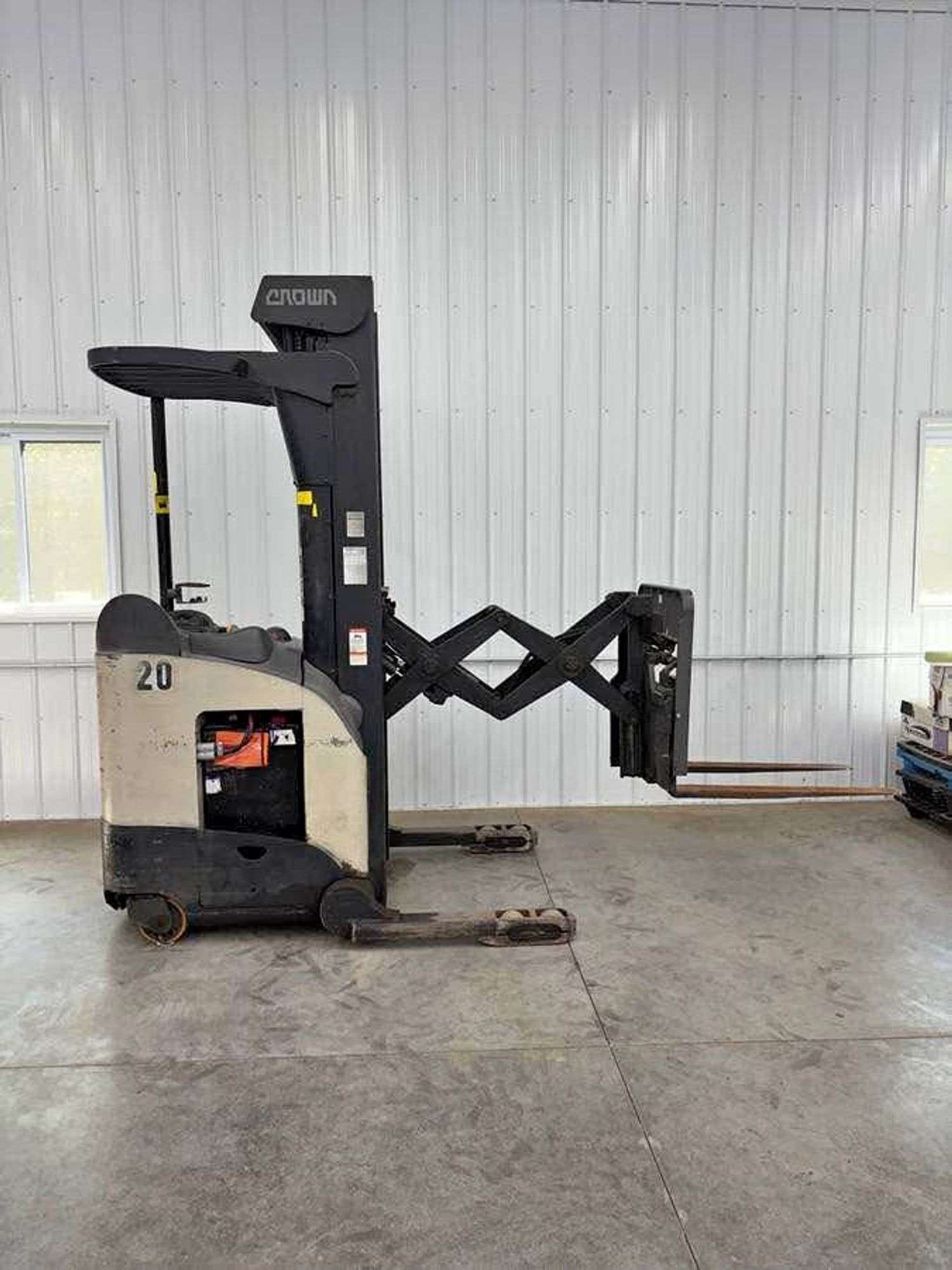 Crown 5200 Equipment Image0