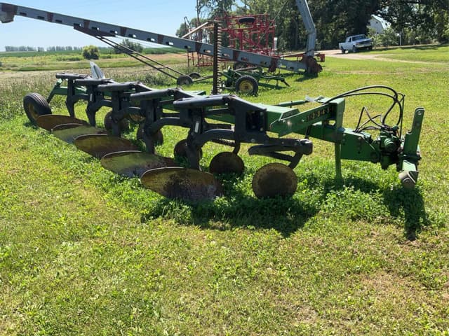 Image of John Deere 2700 equipment image 1