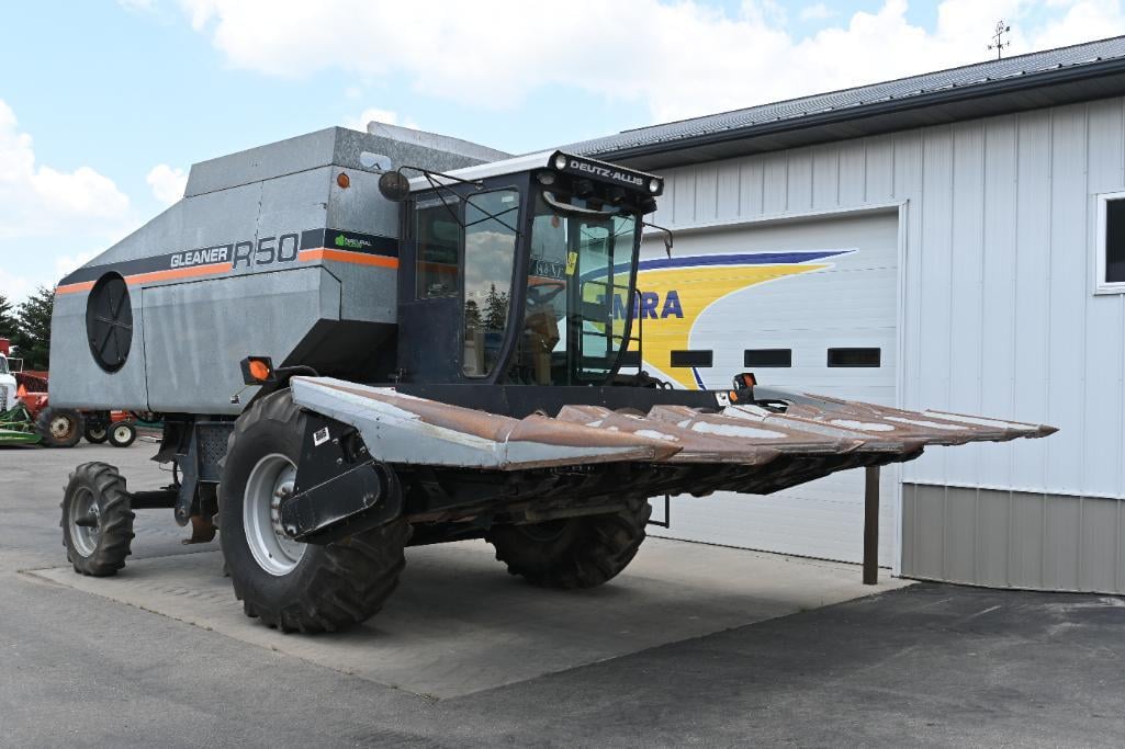 SOLD - 1989 Gleaner R50 Lot No. 16 Combines with 3,723 Hrs | Tractor Zoom