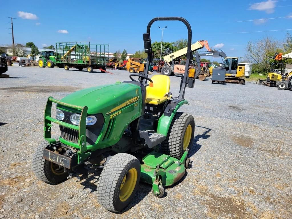 2015 John Deere 2025R Equipment Image0