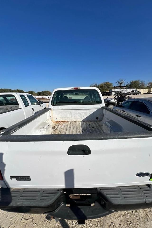 Image of Ford F-350 equipment image 1