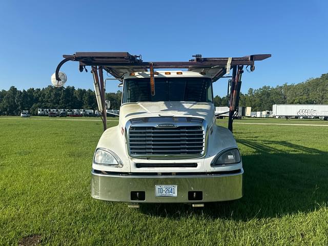 Image of Freightliner Columbia equipment image 1