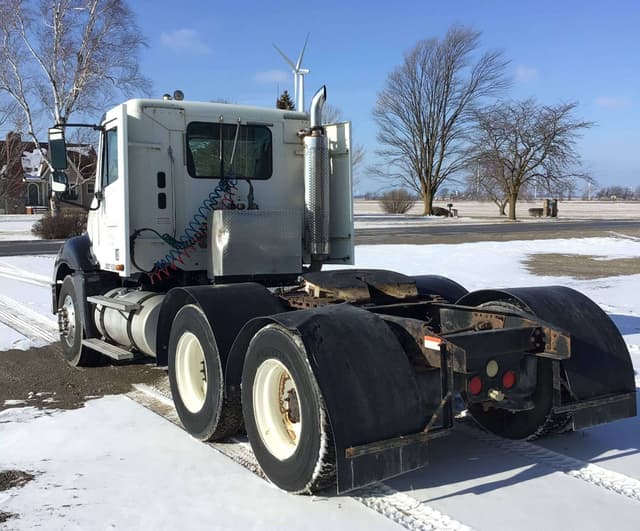 Image of Freightliner Columbia equipment image 4