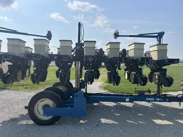Image of Kinze 2500 equipment image 1