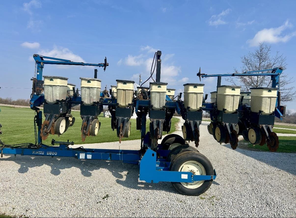 Kinze 2500 Equipment Image0
