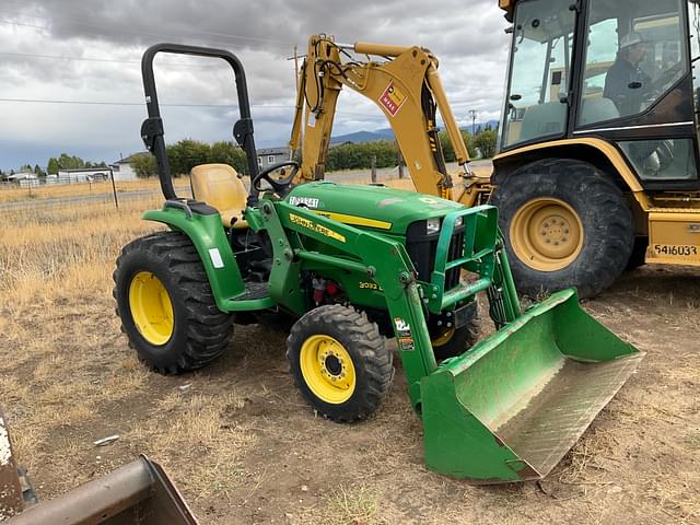 Image of John Deere 3032E equipment image 2