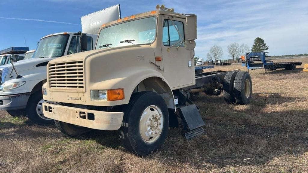 1997 International 4900 Equipment Image0