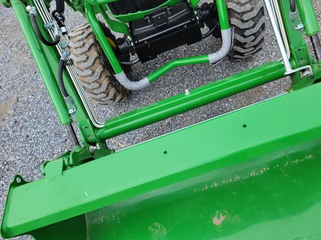 Image of John Deere 2025R equipment image 3