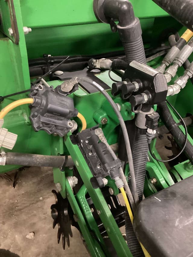 Image of John Deere 1770 equipment image 1