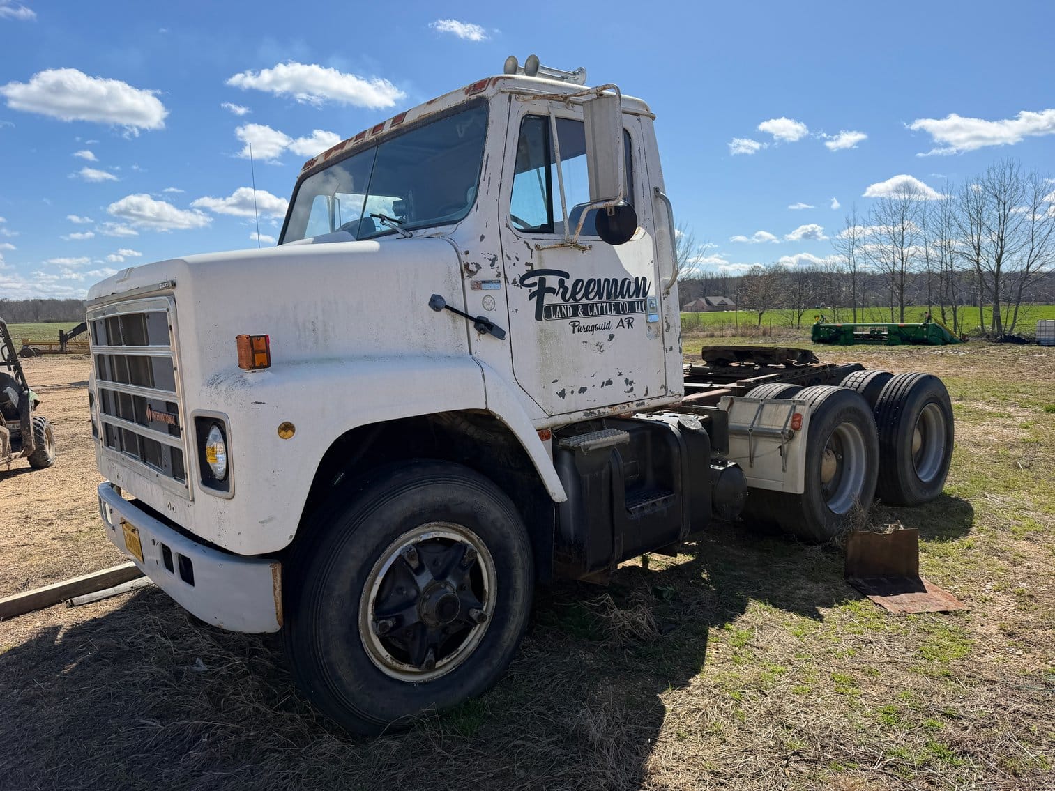 1982 International F-2275 Equipment Image0