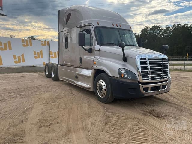 Image of Freightliner Cascadia equipment image 2