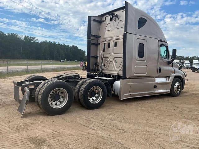 Image of Freightliner Cascadia equipment image 4