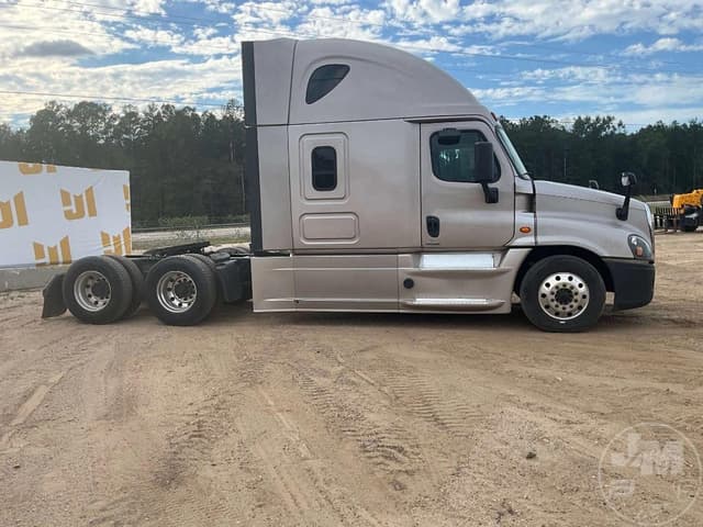 Image of Freightliner Cascadia equipment image 3