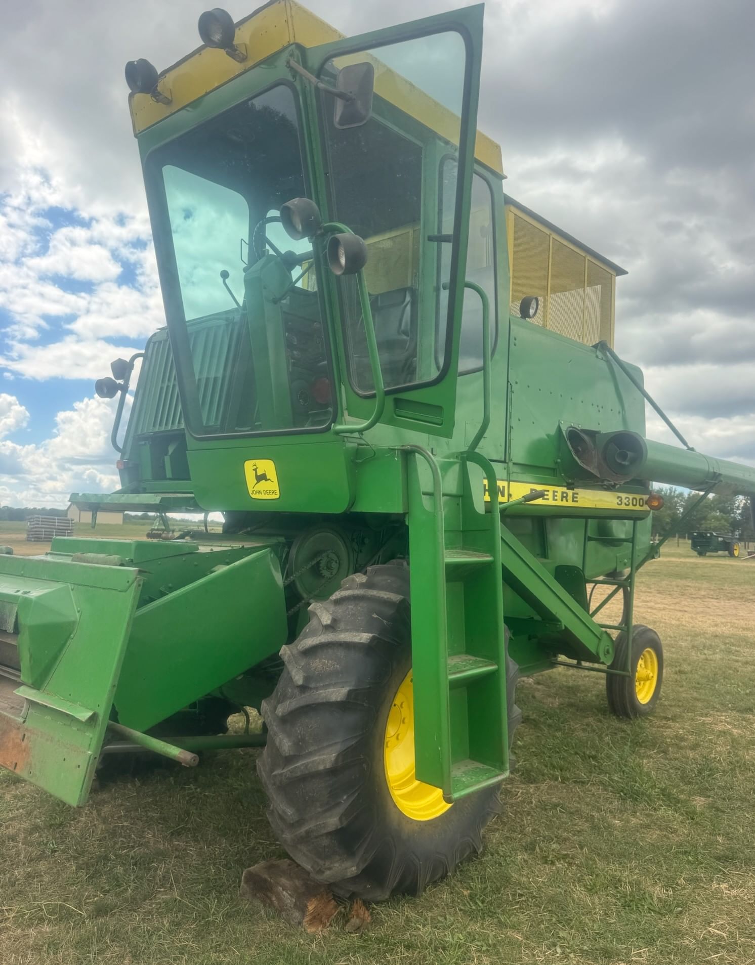 John Deere 3300 Equipment Image0