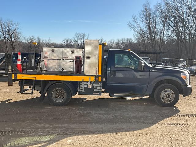 Image of Ford F-350 equipment image 3