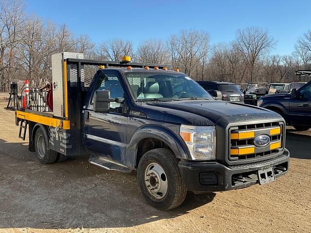 Image of Ford F-350 equipment image 2