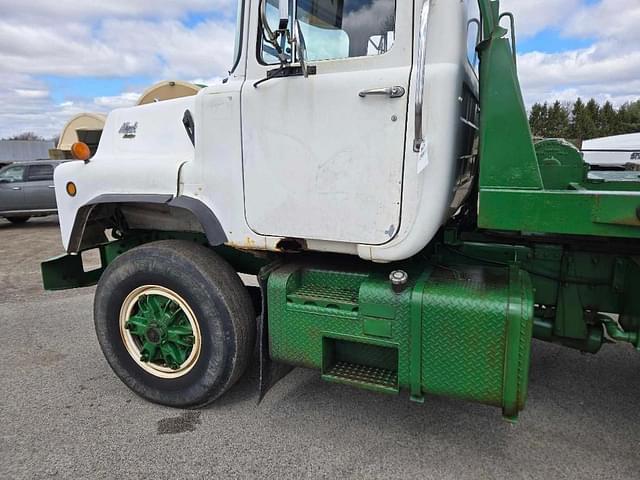 Image of Mack DM690S equipment image 2