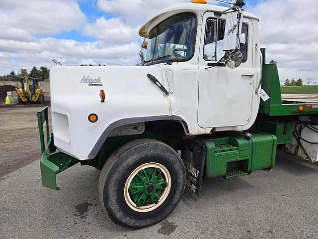 Image of Mack DM690S equipment image 1