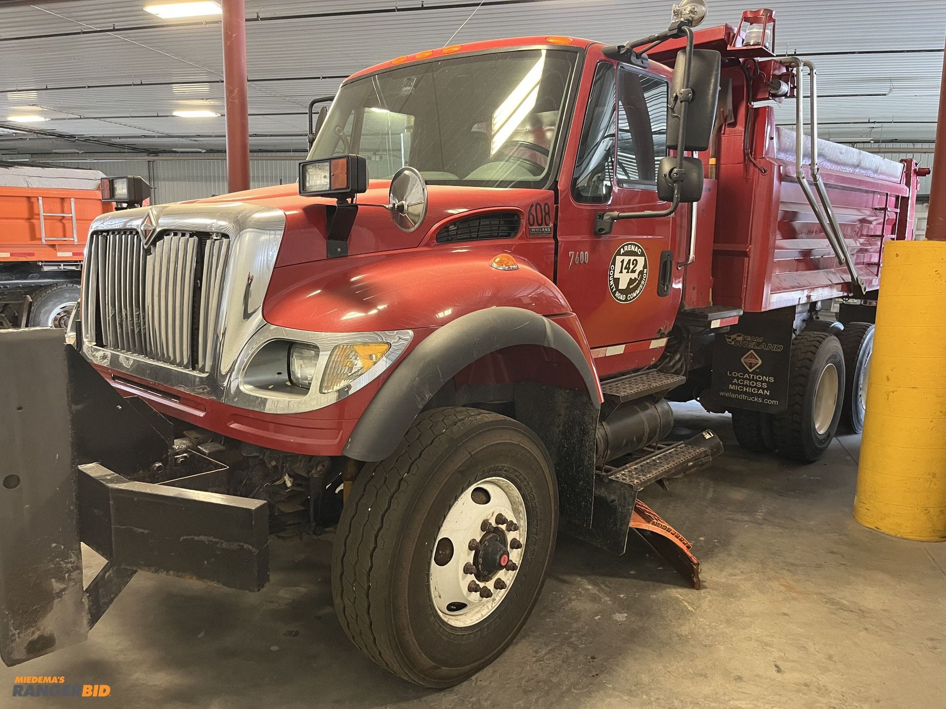 2004 International 7600 Equipment Image0