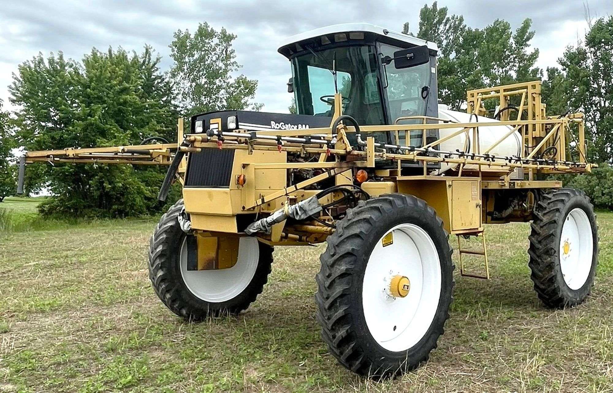 1996 Ag-Chem RoGator 844 Equipment Image0