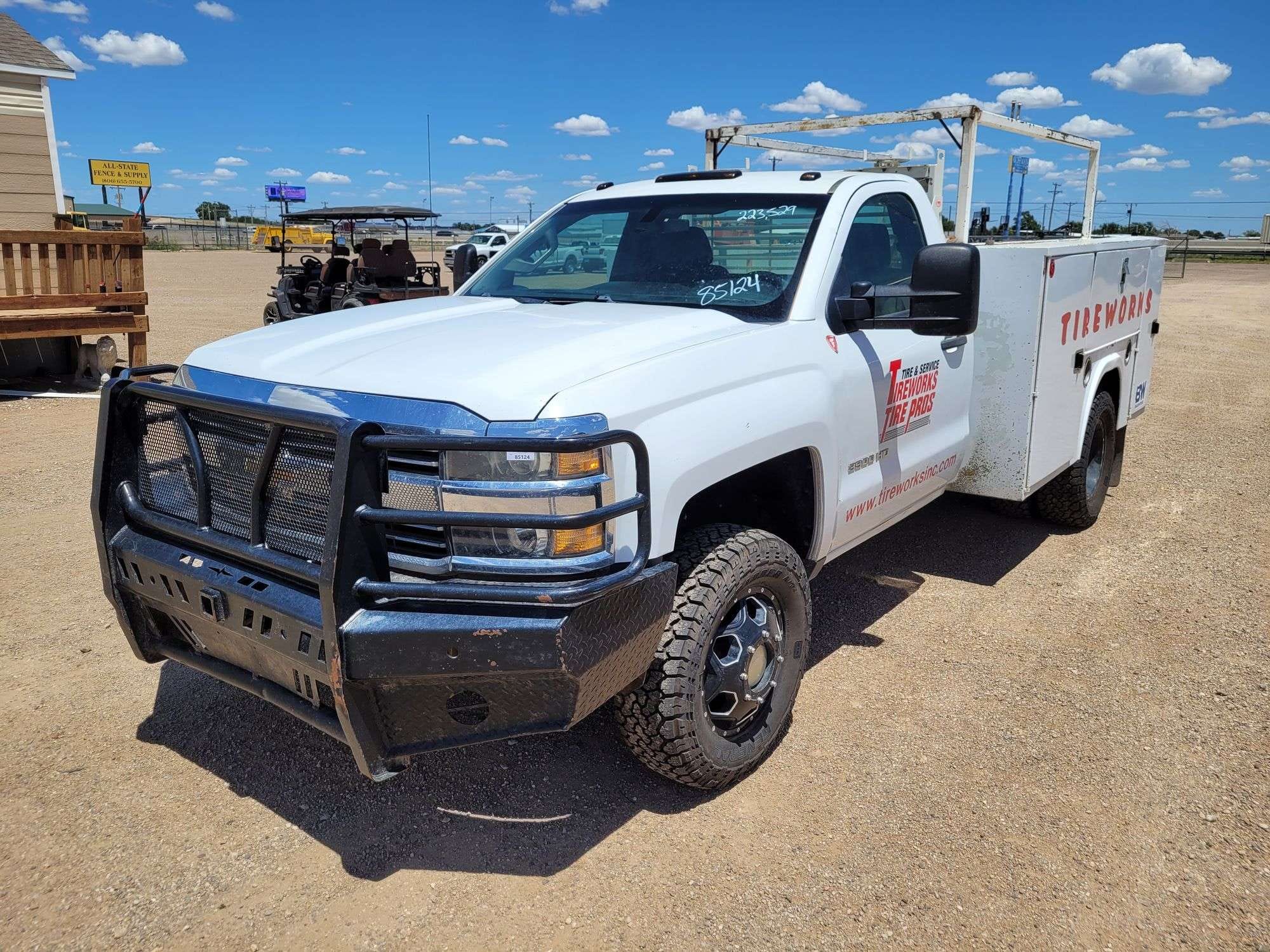 2017 Chevrolet 3500 Equipment Image0