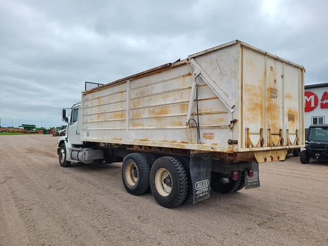 Image of Freightliner FL112 equipment image 3