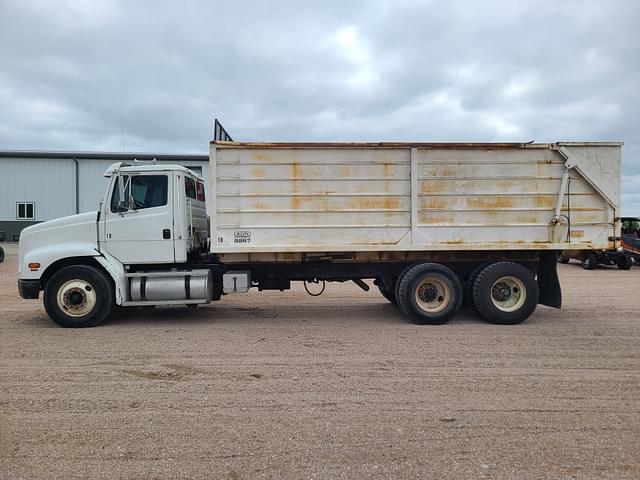 Image of Freightliner FL112 equipment image 4