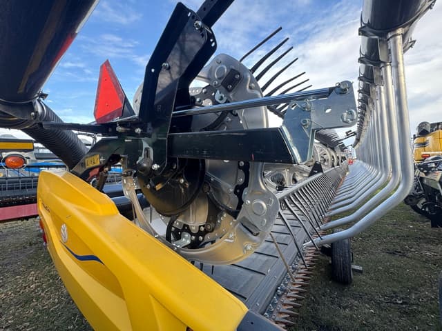 Image of MacDon FD240 equipment image 4