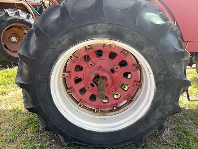 Image of International Harvester 1066 equipment image 2
