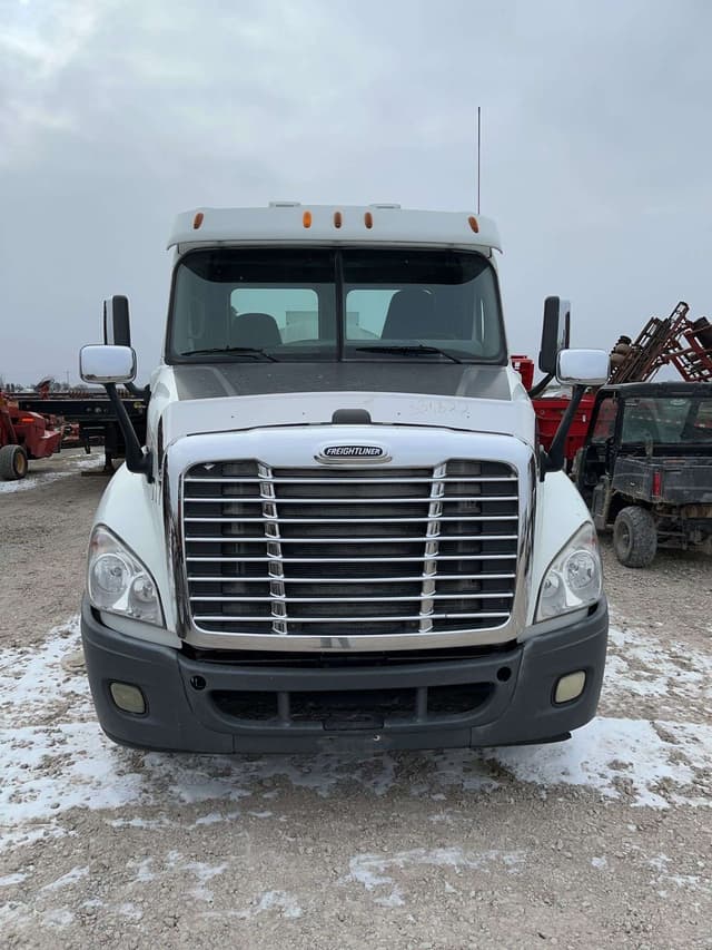 Image of Freightliner Cascadia 125 equipment image 2