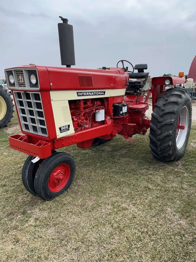 Image of International Harvester 966 equipment image 2