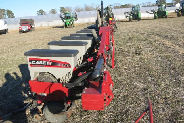 Image of Case IH 1235 equipment image 1