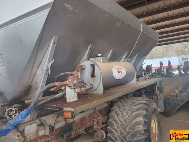 Image of International 4400 equipment image 4