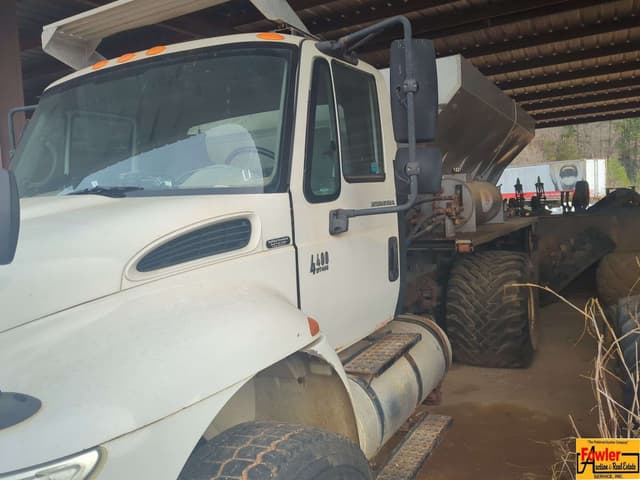 Image of International 4400 equipment image 1