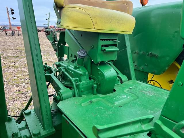 Image of John Deere 4010 equipment image 4