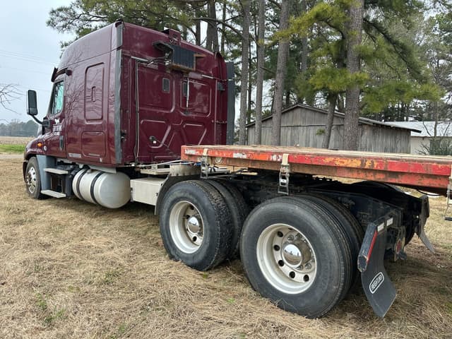 Image of Freightliner Cascadia equipment image 2