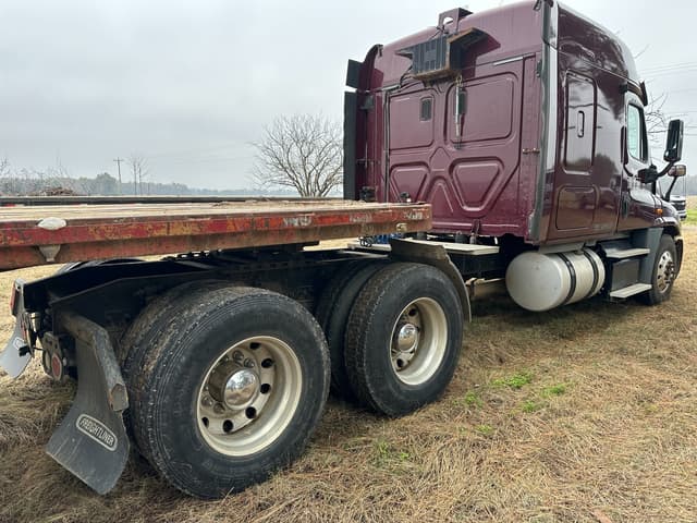 Image of Freightliner Cascadia equipment image 1