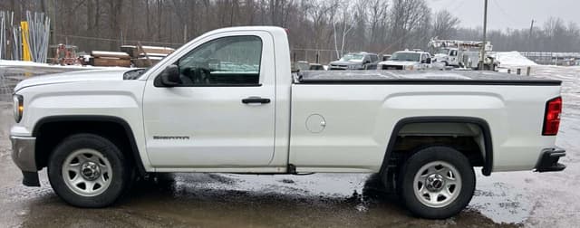 Image of GMC Sierra 1500 equipment image 1