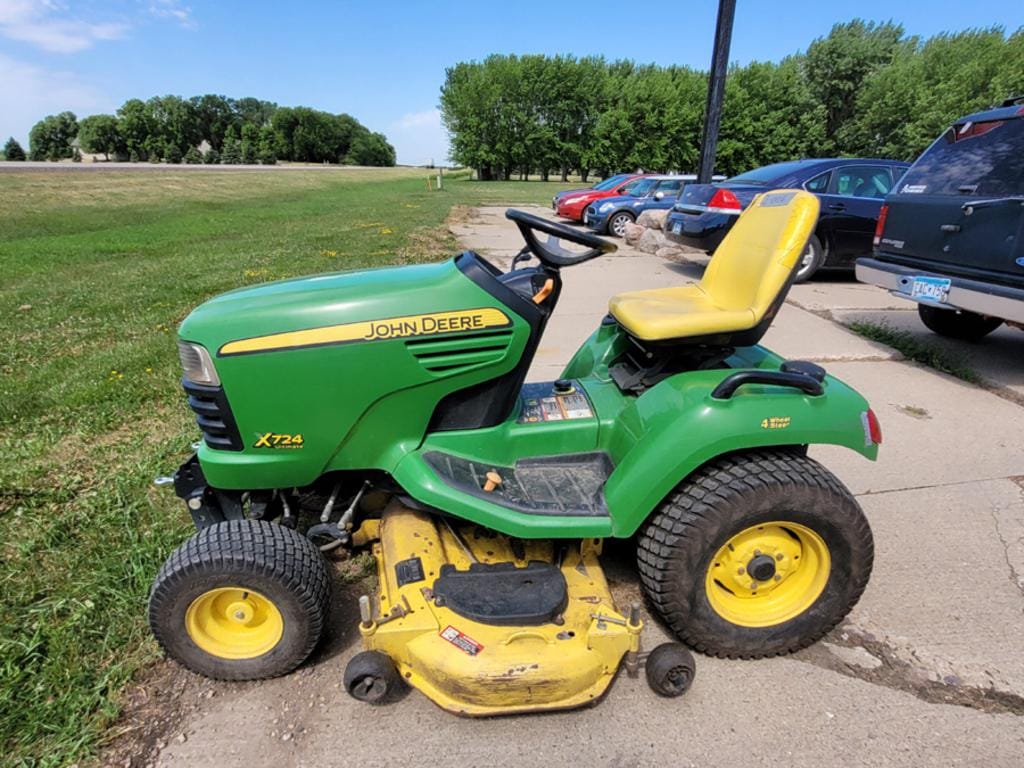 Main image John Deere X724