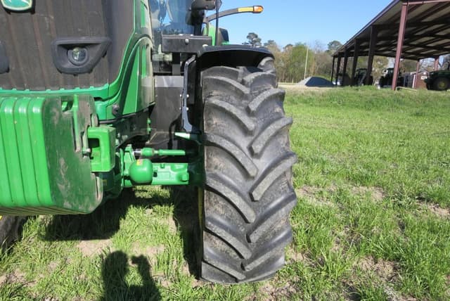 Image of John Deere 6215R equipment image 4