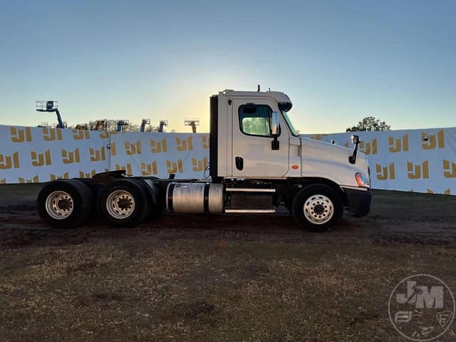 Image of Freightliner Cascadia equipment image 3
