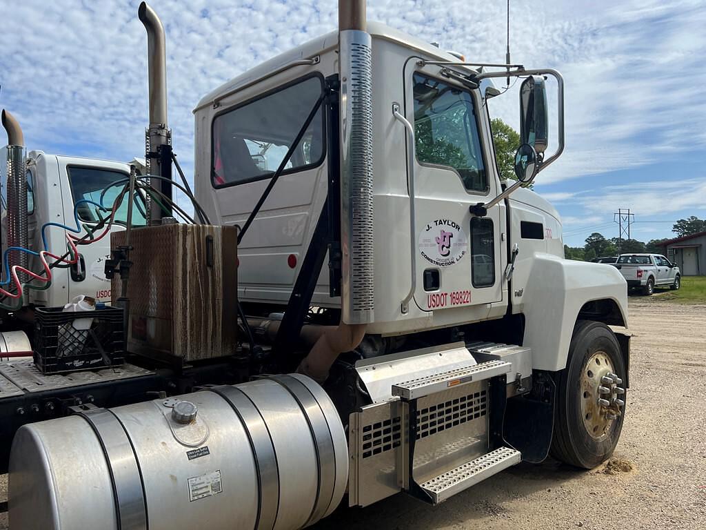 Main image Mack Pinnacle 20