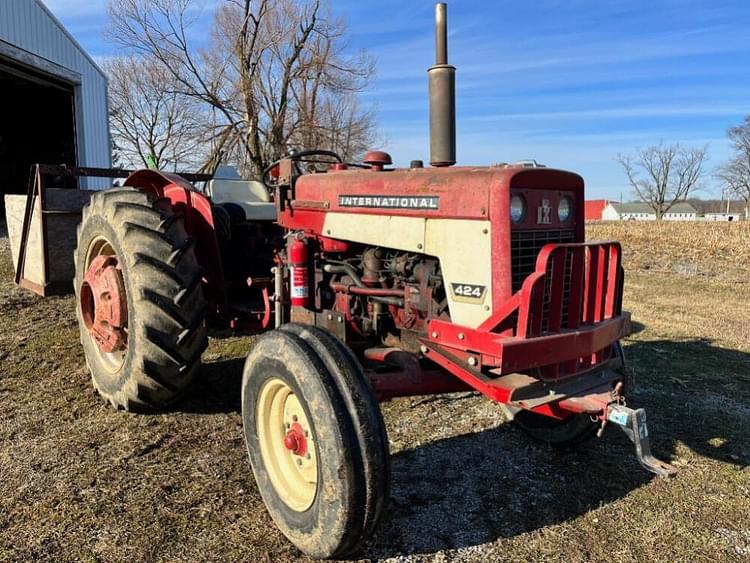 Main image International Harvester 424 3