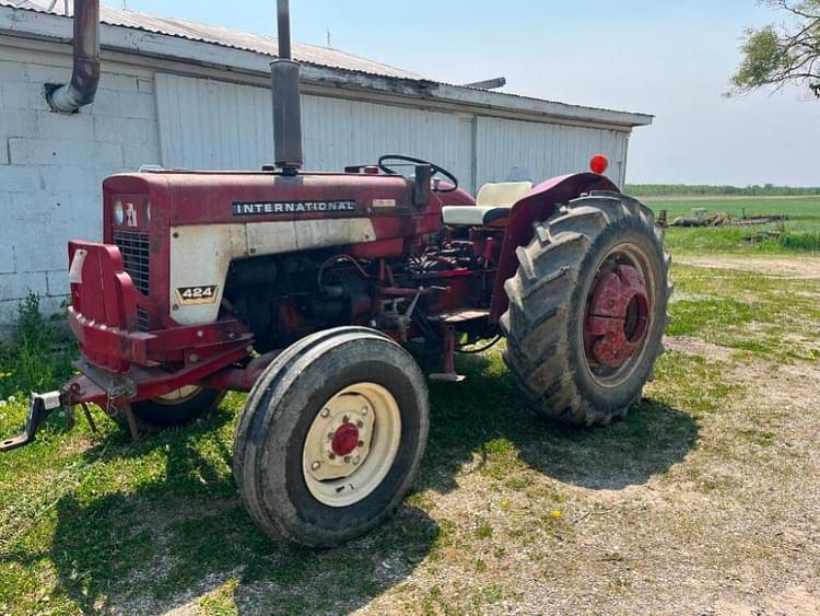 Main image International Harvester 424 5