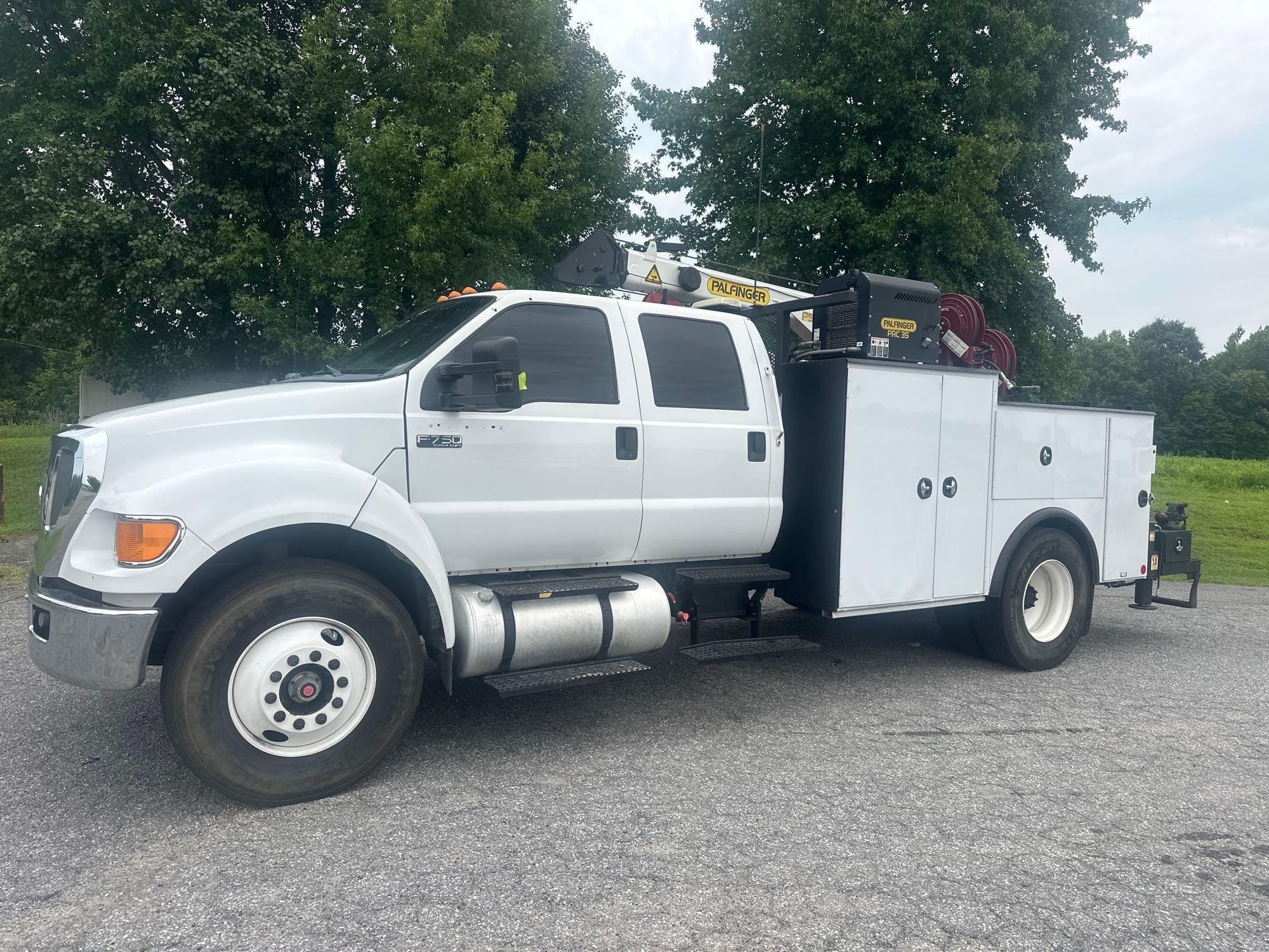 2013 Ford F-750 Equipment Image0